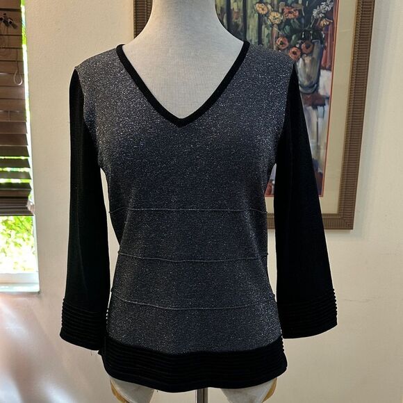 Cable & Gauge Tops - Cable & Guage Black/Silver Shimmer V-Neck Top Size Medium